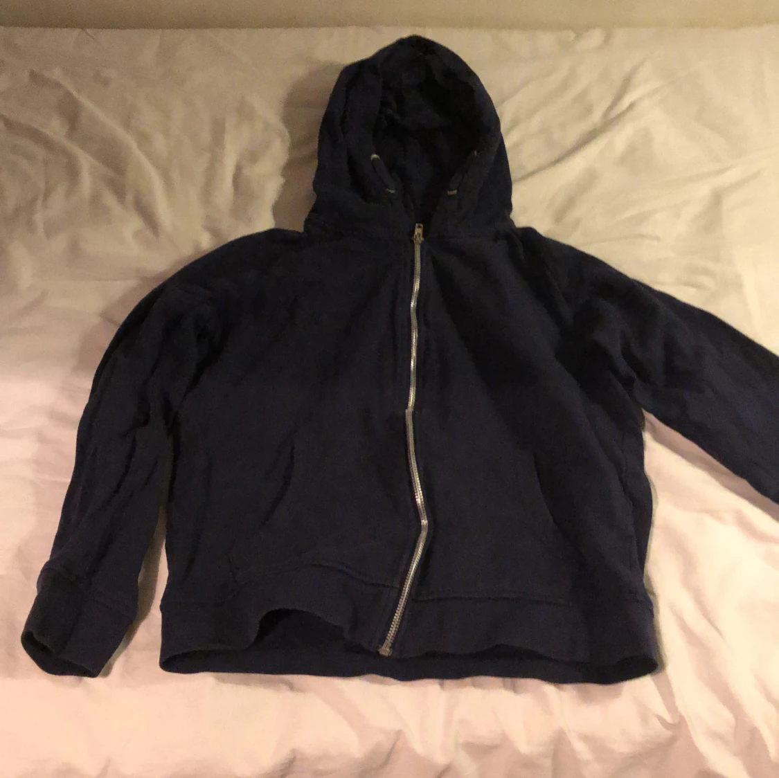 Mörkblå hoodie från 157 med dragkedja