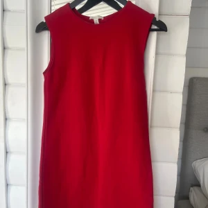 Röd kortkläninnh  - Jättefin klänning perfekt till jul eller kräftskiva till exempel
