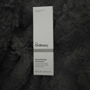 The Ordinary Multi-Peptide Eye Serum - Multi-Peptide Eye Serum från The Ordinary, 15 ml. Innehåller peptider, acetylglukosamin och koffein. Helt oöppnad, endast kartongen. Orginal pris ca 370kr.