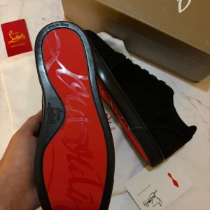 Christian Louboutin sneakers  - säljer mina Svarta Christian Louboutin som är helt nya och oanvända, priset kan diskuteras.