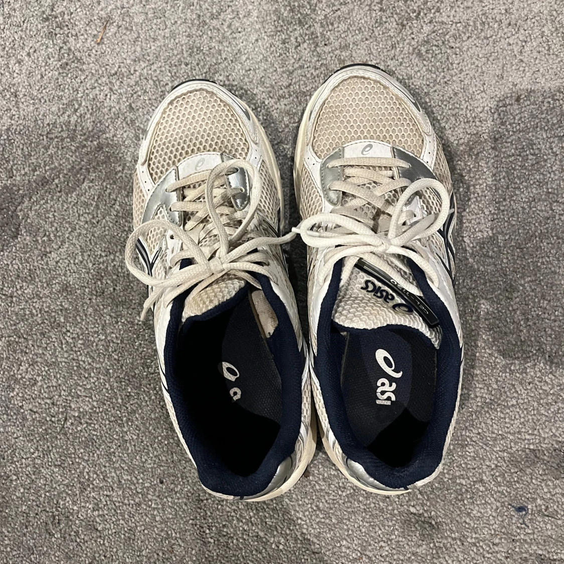 Vita Asics med mörkblå detaljer  - 2