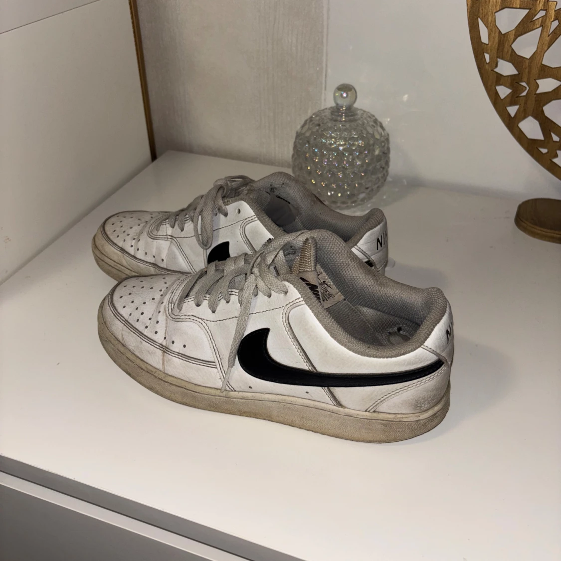 Nike vita sneakers med svart swoosh - 2