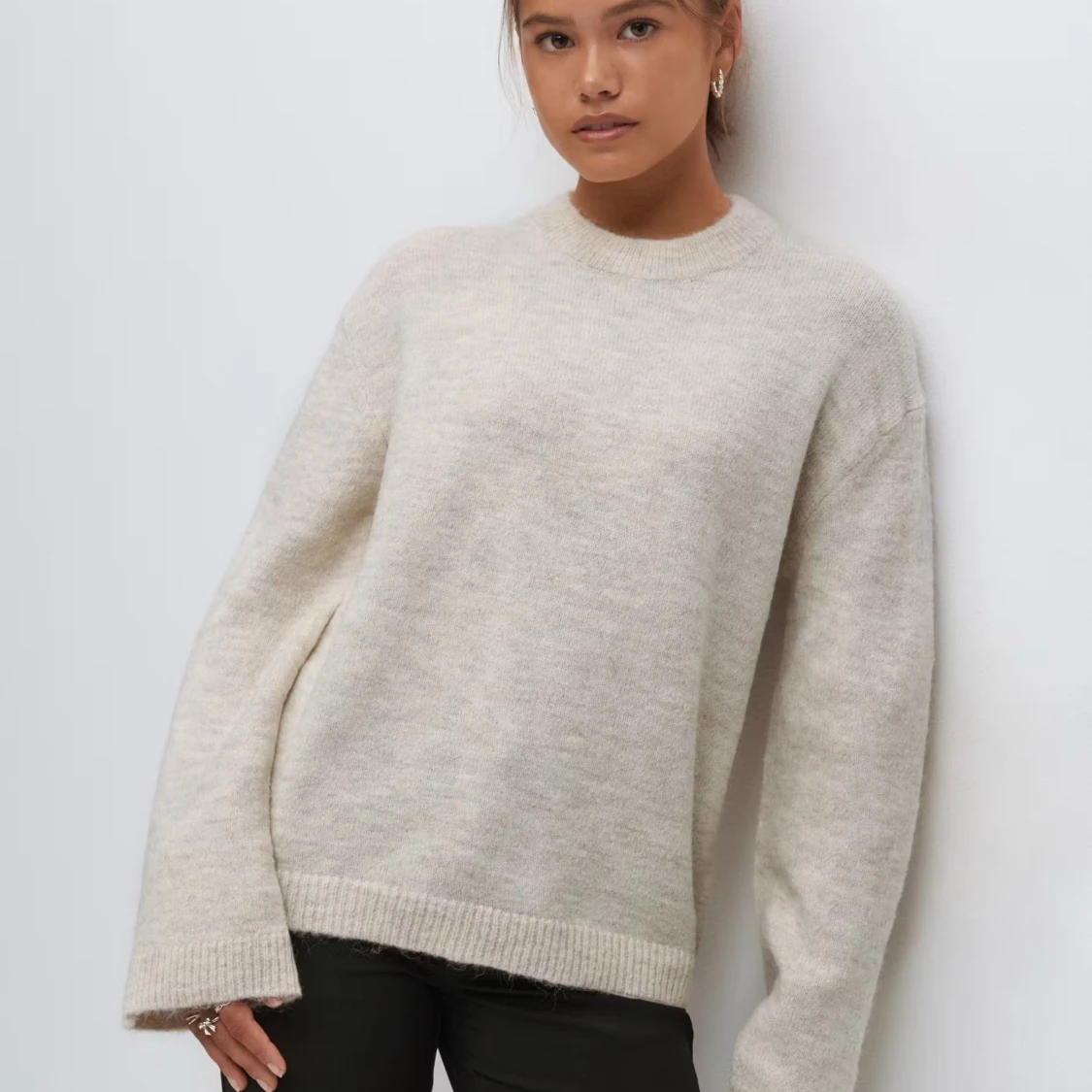 Beige stickad tröja med rund hals