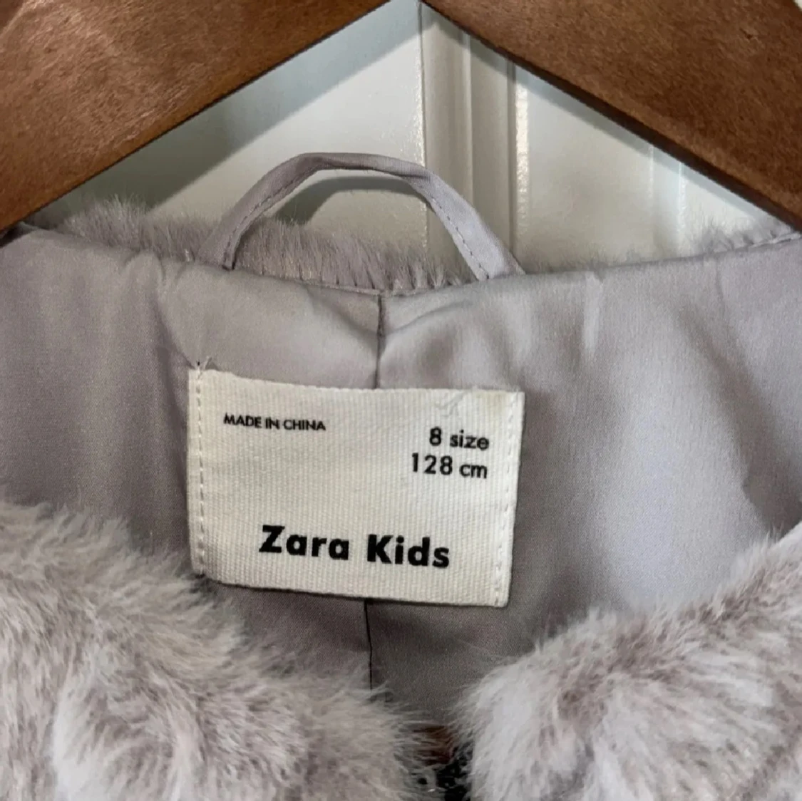 Ljusgrå pälsjacka från Zara Kids - 2