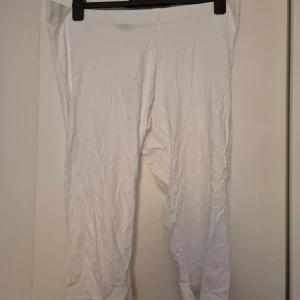 Vita leggings från Mywear i XXL - Vita leggings från Mywear i storlek XXL. De är tillverkade i mjuk och stretchig bomullsblandning med 95% bomull och 5% elastan. Perfekta för en chill och bekväm stil, med elastisk midja och enkel design.
