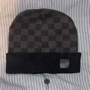 L mössa svart - Helt ny med tags