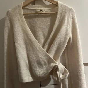 Vit omlottkofta från Gina Tricot - Jättefin i super skick!! Jag har aldrig tvättat den i masikin vilket gör att den inte är så nopprig. Men den är däremot handtvättaad så den är inte äcklig❤️❤️ hör av dig med fler frågor
