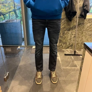 Replay byxor - Ett par stil rena byxor från märket replay säljer jag för ett väldigt bra pris 