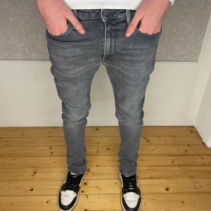 Grå skinny jeans från Dondup - Dondup jeans - W28 - skick 9.5/10  Super Skinny Fit - Nypris 3000kr Hör av er vid minsta fundering!