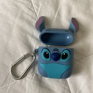 Stitch AirPod fodral - Söt Stitch-silikonfodral till AirPods. Fodralet är i fint skick utan synligt slitage och skyddar dina hörlurar mot repor 💕