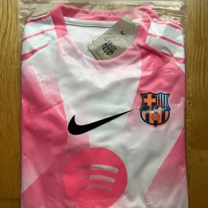 Barcelona x Nike rosa/vit fotbollströja M - •Oanvänd/Unused • Bäst kvalité/Best quality • Europeisk Storlek M/ European Size M . Kontakta om du är intresserad! / Contact if you are interested!
