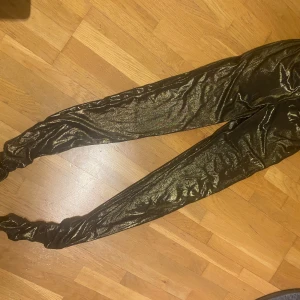 Glittrande leggings  - Guldfärgade leggings, rynkade nedtill 