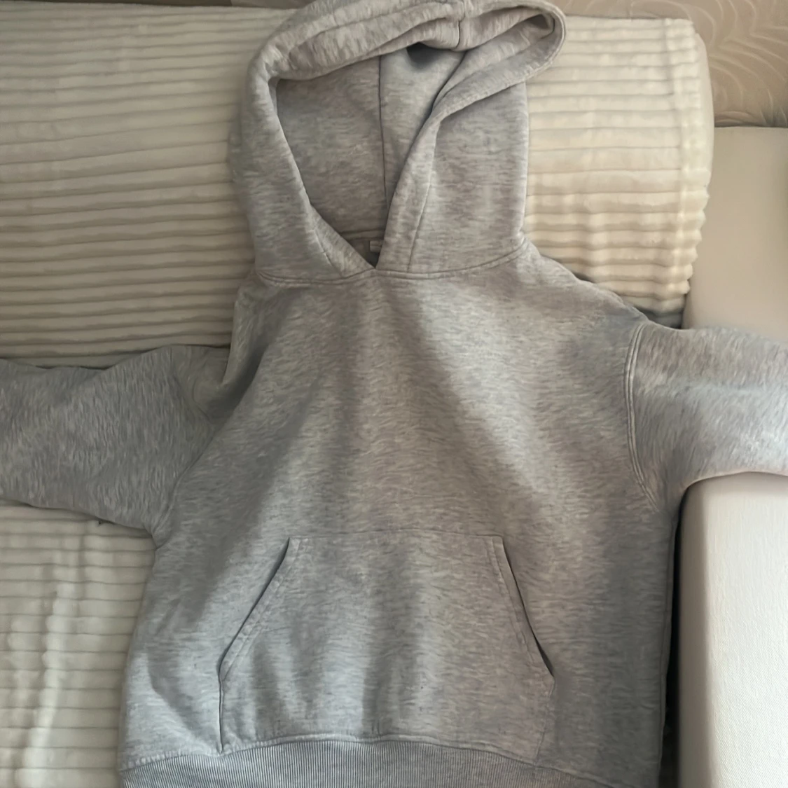 Grå hoodie från Basically Basic