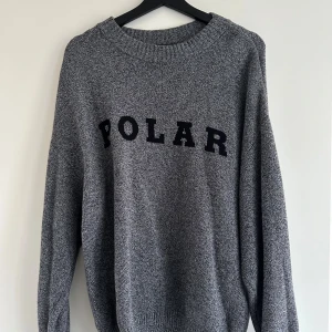  Stickad tröja Polar Skate Co - Grå stickad tröja från Polar Skate Co i storlek M. 
