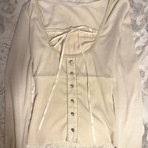 Coquette topp - Supersöt!! Köpte på vinted och använde ett fåtal gånger så den är i mycket bra skick❤️ Den är jätte detaljerad och super fin, vit/kämgul och sitter bra! Skulle rekommendera för XS/S