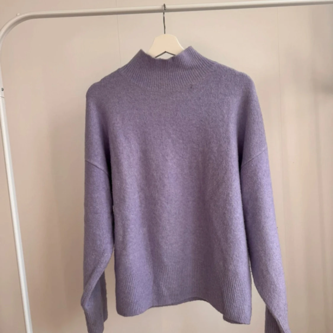 Lila stickad tröja