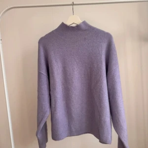 Lila stickad tröja - En mjuk, stickad ljuslila tröja med från Gina Tricot i storlek S. Har två fläckar vid kragen som inte går bort, dock syns de väldigt lite när man har tröjan på sig. En aning nopprig på vissa ställen (se bild).