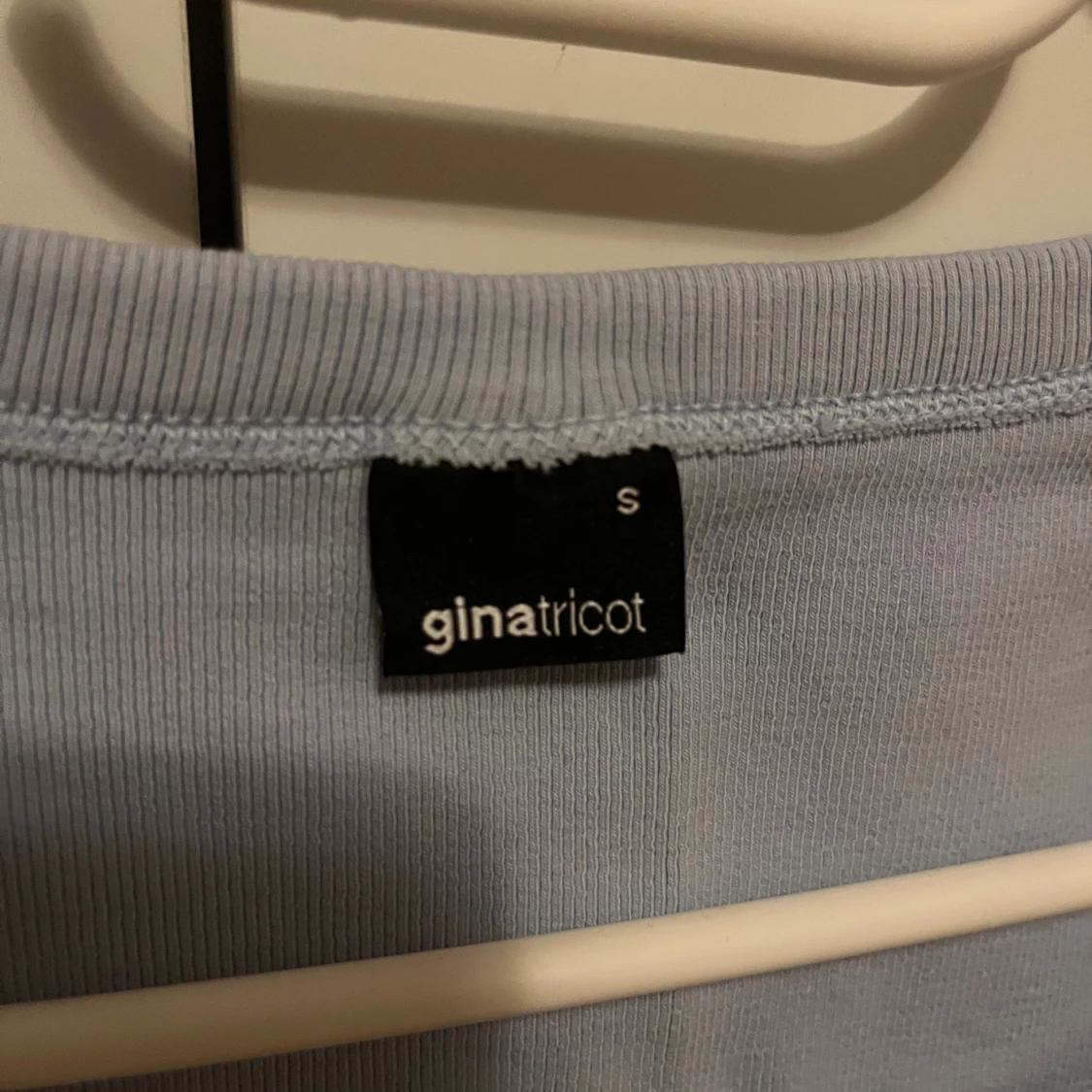 Ljusblå topp från Gina Tricot - 1