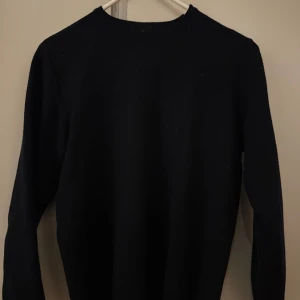 Stickad tröja  - En snygg stickad tröja som tyvärr har blivit för liten. Är i storlek L för herr men har krymt i tvätten så passar dig som är 170-175. Är som en s 