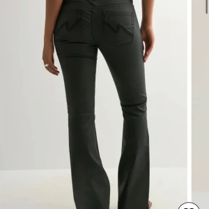 nelly coated svarta lowwaist bootcut jeans - säljer mina nelly jeans då jag känner att jag inte tyvkte om dem i längden och att de inte satt så bra på mig, använda två ggr, som nya, nypris 699kr