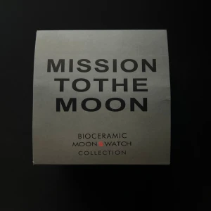 Omega x Swatch MoonSwatch Speedmaster - Omega x Swatch Speedmaster MoonSwatch Mission to the Moon med svart urtavla, biokeramisk boett och svart textilrem med Speedmaster-logga. Klockan har kronograf och tachymeter, samt månmotiv på baksidan. En ikonisk och stilren klocka för dig som gillar rymdtema.
