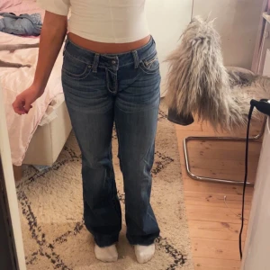 Blå bootcut jeans med broderade fickor - Säljer ett par blå jeans från ariat nypris 1.199kr använd få gånger då de inte rikrigt min stil längre. Fin bootcut passform och låg midja väldigt stretch bara jeans som sitter skönt. Jeansen har snygga broderade detaljer på bakfickorna och kontrastsömmar. Klassisk femficksmodell med dragkedja och knapp framtill 🩷