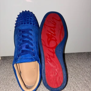 Loubs strl 43  - Säljer ett par Louboutins av mocka. Ett snyggt par för dig som vill sticka ut lite mer. Storlek: 43. Färg: Blå.
