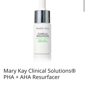 Mary Kay Clinical Solutions PHA + AHA - Mary Kay Clinical Solutions PHA + AHA Resurfacer är en ansiktsbehandling i en vit flaska med silverfärgat lock och pipett. Produkten innehåller exfolierande syror som hjälper till att förnya hudens yta och ge en fräsch känsla. Perfekt för dig som vill boosta din hudrutin.