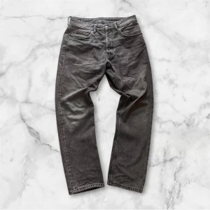 Grå jeans från Zara, straight fit - Säljer ett par grå jeans från Zara med klassisk femficksdesign och raka ben. Jeansen har en snygg tvättad look och normal passform. Perfekt för dig som gillar stilrena och enkla jeans med lite edge. Materialet är slitstarkt denim i bomull. Nypris 429kr: Mitt pris 249kr!