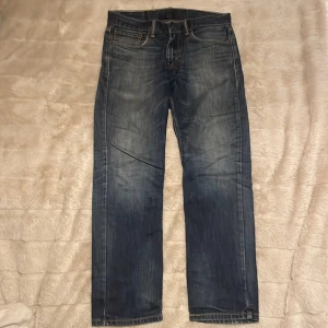 Levi's 511  - Klassiska Levi's 501 jeans i blå färg med snygg tvätt. Jeansen har fem fickor, knappgylf och den ikoniska läderpatchen bak i midjan. Storlek 30 32