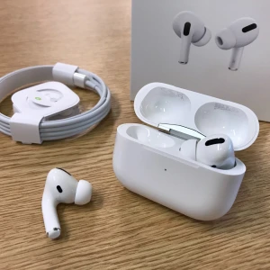 AirPods Pro - Apple AirPods Pro med trådlös laddningsetui, aktiv brusreducering och silikonproppar för perfekt passform. Komplett med originalförpackning och laddningskabel. Hörlurarna och etuiet ser ut att vara i mycket gott skick utan synligt slitage.