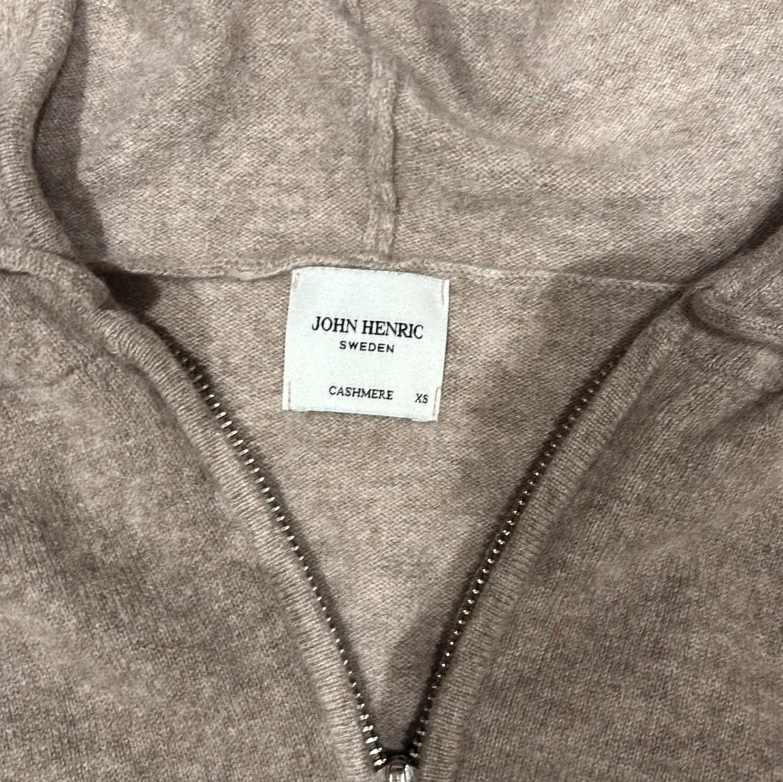 Beige cashmere hoodie från John Henric - 2