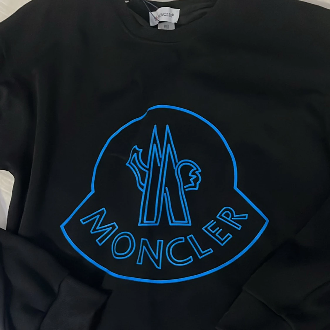 Två olika tröjor från moncler