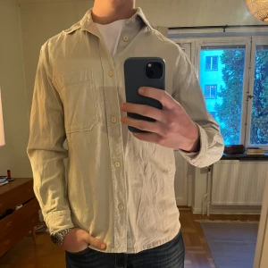 Dobber Overshirt beige  - Säljer denna sjukt snygga Overshirten från Dobber⭐️ Färgen är beige och storleken är M✅ Den har inga defekter och skicket är utomordentligt🙌🤝 Sjukt najs passform och passar perfekt till hösten🍁🙌 Tveka inte på att höra av er dig vid minsta fråga eller fundering😊