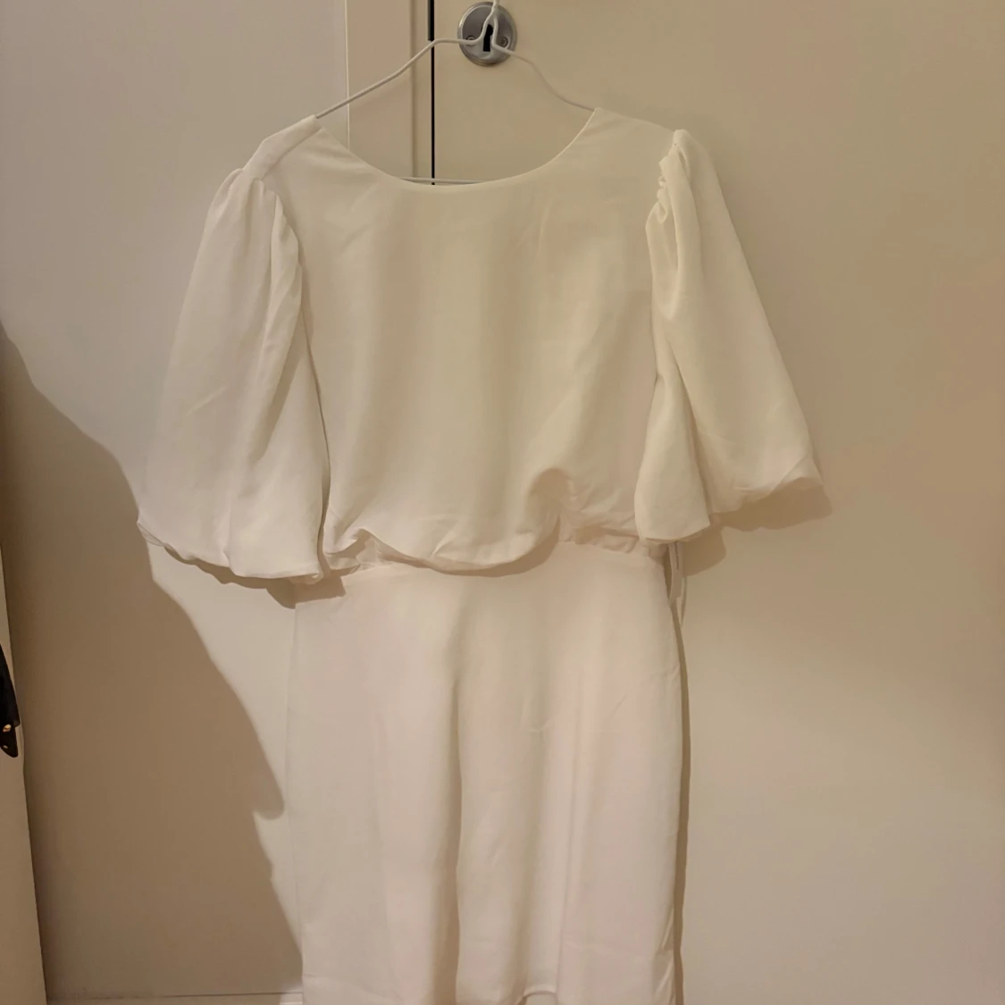 Vit kortklänning med puffärmar - 1