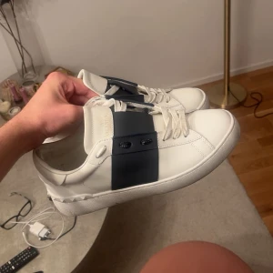 Valentino Opens - Säljer nu dessa feta valentino opens i storlek 43. Skorna är i toppskick och bara använts ett fåtal gånger! 