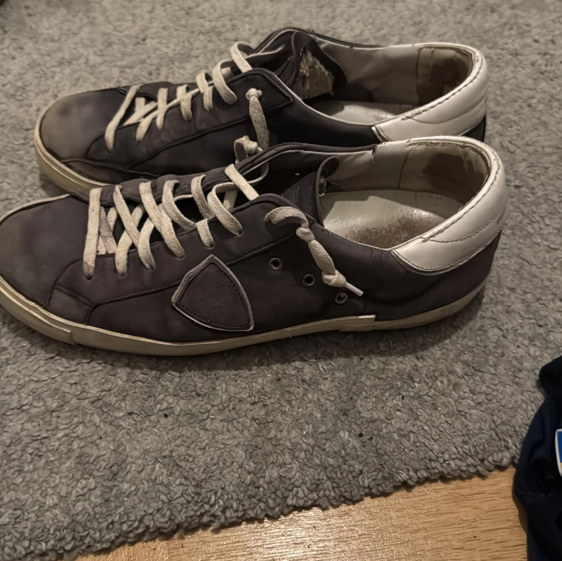 Blåa sneakers med vita detaljer