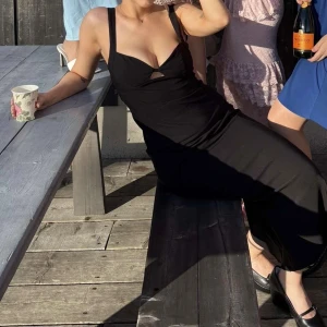 Svart långklänning från Bershka - Svart långklänning från Bershka, är elegant och formgivande. Jag är 165 och den når som man ser på bilden till mina vader 🖤Obs strapsen går inte att justera