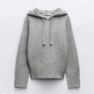 Grå stickad hoodie Zara - Mysig stickad tröja från Zara är i nyskick då den använts fåtal gånger !!❤️🩷