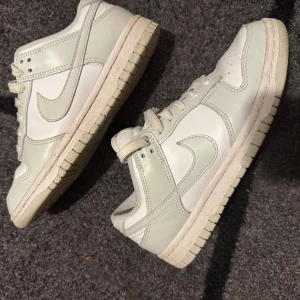 Nike Dunk Low - Säljer dessa nike dunk lows då jag ej använder dom längre🫶🏼 De är i ganska bra skick!!
