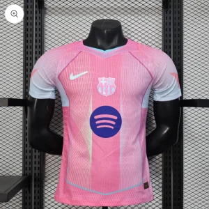 Rosa FC Barcelona fotbollströja Nike - Snygg FC Barcelona fotbollströja från Nike i rosa och ljusblå toner. Tröjan har korta ärmar, klubbmärke på bröstet och Spotify-logga i mörkblått framtill. Tillverkad i lätt och ventilerande polyester, perfekt för träning eller match.