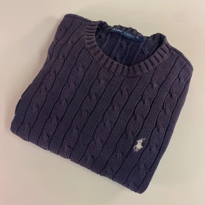 Ralph Lauren stickad tröja i mörkblå (S/XS) - hej säljer min mörkblåa Ralph Lauren tröja. Den är storlek S men sitter lite mindre typ som XS (kolla måtten för att säkerställa att de passar) Inga defekter alls, bara lite solblekt.          Nypris: ca 1500 kr | Mitt pris: 699 kr  	•	Bredd (midja): 43 cm 	•	Ärmlängd: 64 cm 	•	Längd (från axel): 58 cm