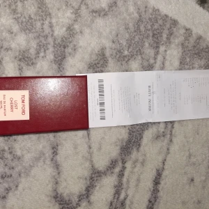 Tom Ford Lost Cherry 100ml - Tom Ford Lost Cherry Eau de Parfum, 100 ml. Ingredienser: Alcohol Denat., Water/Aqua/Eau, Parfum/Fragrance, Benzyl Salicylate, Linalool, Hexyl Cinnamal, Benzyl Benzoate, m.fl. Tillverkad i USA. Snygg och trendig doft från Tom Ford.