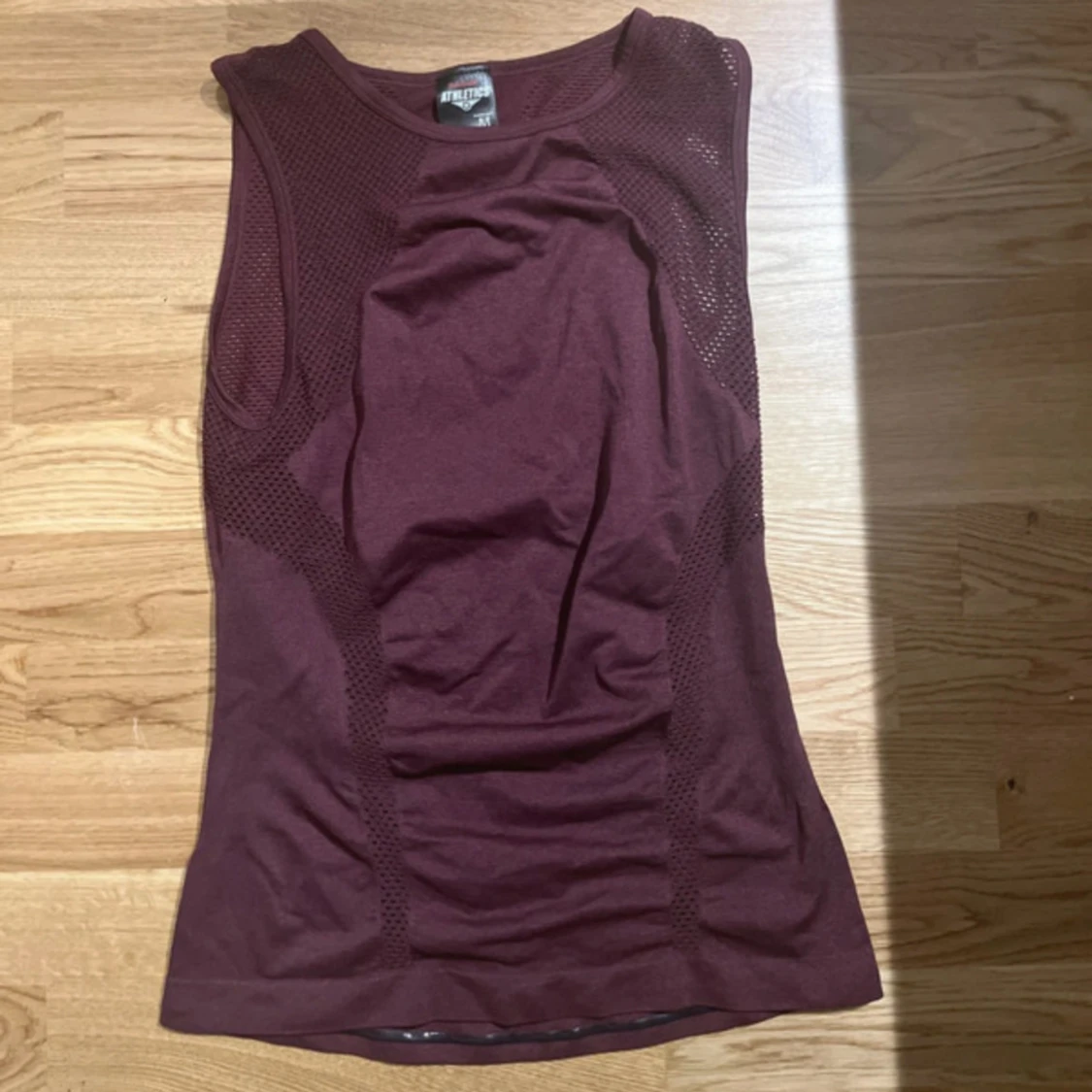 Vinrött träningslinne