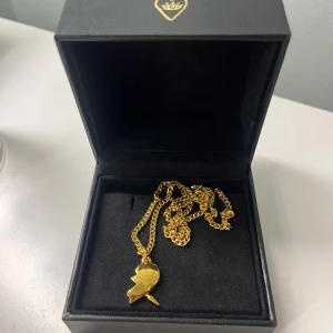 Guldigt halsband Maria Nilsdotter - Jättefint halsband från Maria Nilsdotter, skicket är som nytt och den kommer med boxen, längd 45, skriv om det finns frågor💗💗