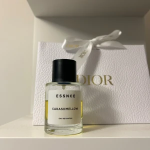 Essnce Carashmellow parfym  - Essnce Carashmellow parfym   - 50 ml  - mer än hälften kvar  -TOPPNOTER Karamell Mjölk heart  -HJÄRTNOTER Kumarin Honung heart  - BASNOTER Vanilj Vit mysk