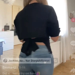 Viral Nelly topp ! - Trendig Nelly topp med öppen rygg ! Snörena går att knyta i den klassiska rosetten men även på framsidan för en annan look 💓 inga defekter knappt använd 🫶🏾 pris kan diskuteras och skriv om fler bilder eller frågor 
