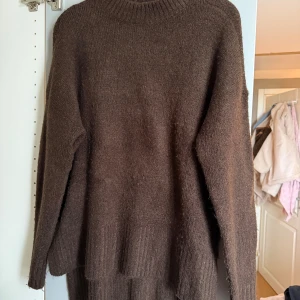 Brun stickad tröja  - En mysig brun stickad tröja från Vero Moda. Aldrig använd så den är helt som ny!