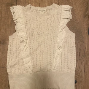 Superfin tröja från Lindex!  - Supersnygg och fin tröja med volanger från Lindex! Köpt för ungefär 2-3 år sedan men kommer inte till användning längre. Denna tröjan är i storlek S men passar också Xs. Den har inga defekter av användning! Skriv för fler frågor 💕