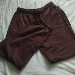 Ett par mjukisbyxor  - Ett par bruna mjukisbyxor. Dom är från H&M. Dom är använda ett fåtal gånger väldigt skönt material. 